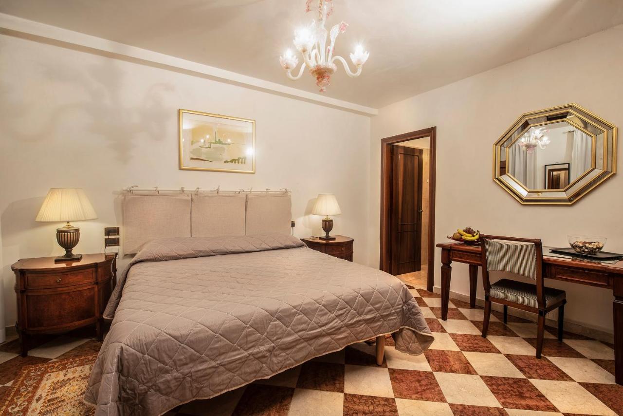 Anzolo Palace - Rooms & Apartments Venesia Bagian luar foto